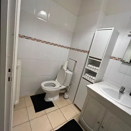 Apartament 16 *